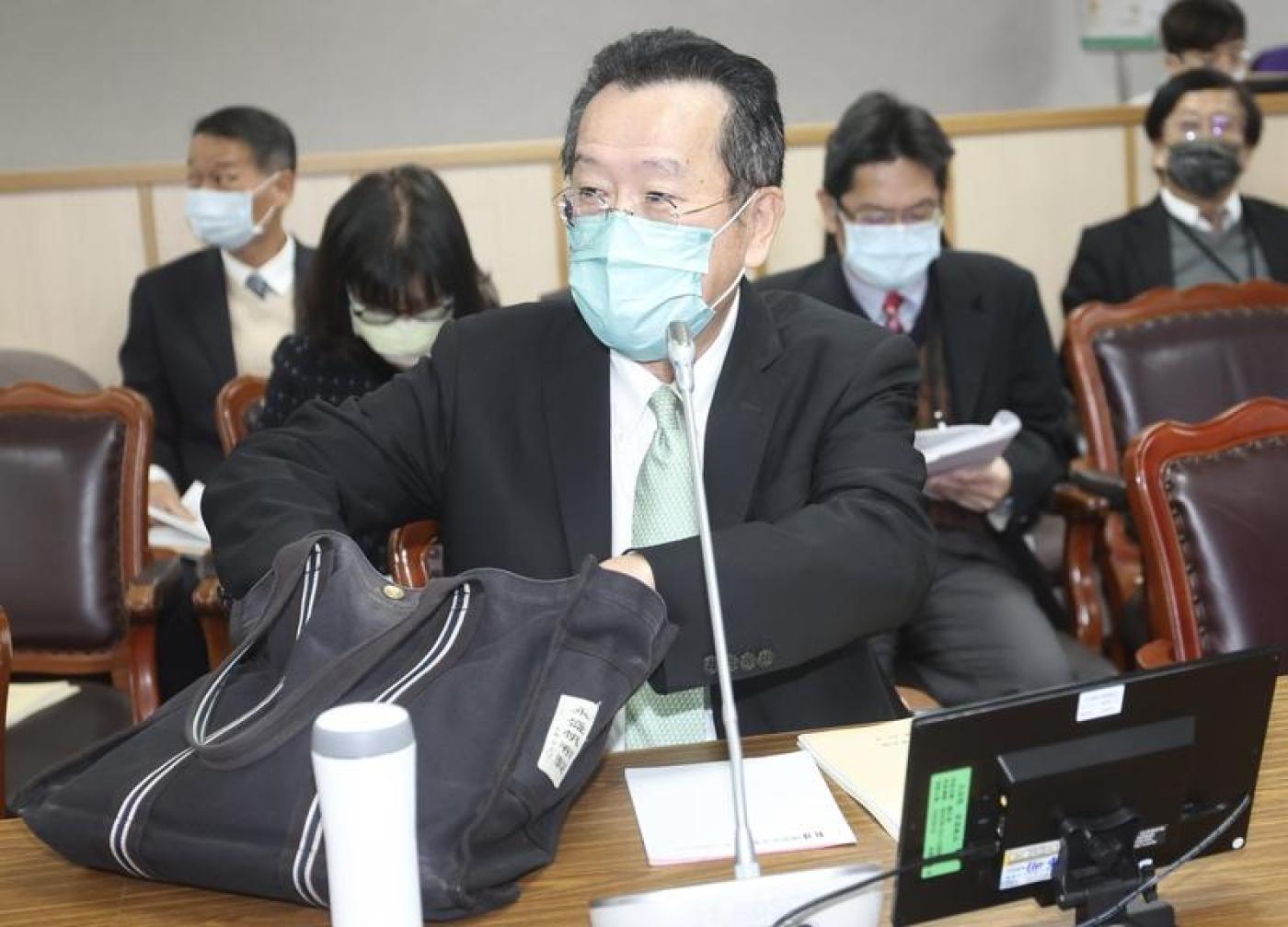  國安會秘書長顧立雄表示，陸委會正在積極評估小三通開訪與否，絕對不會拖過春節。中央社