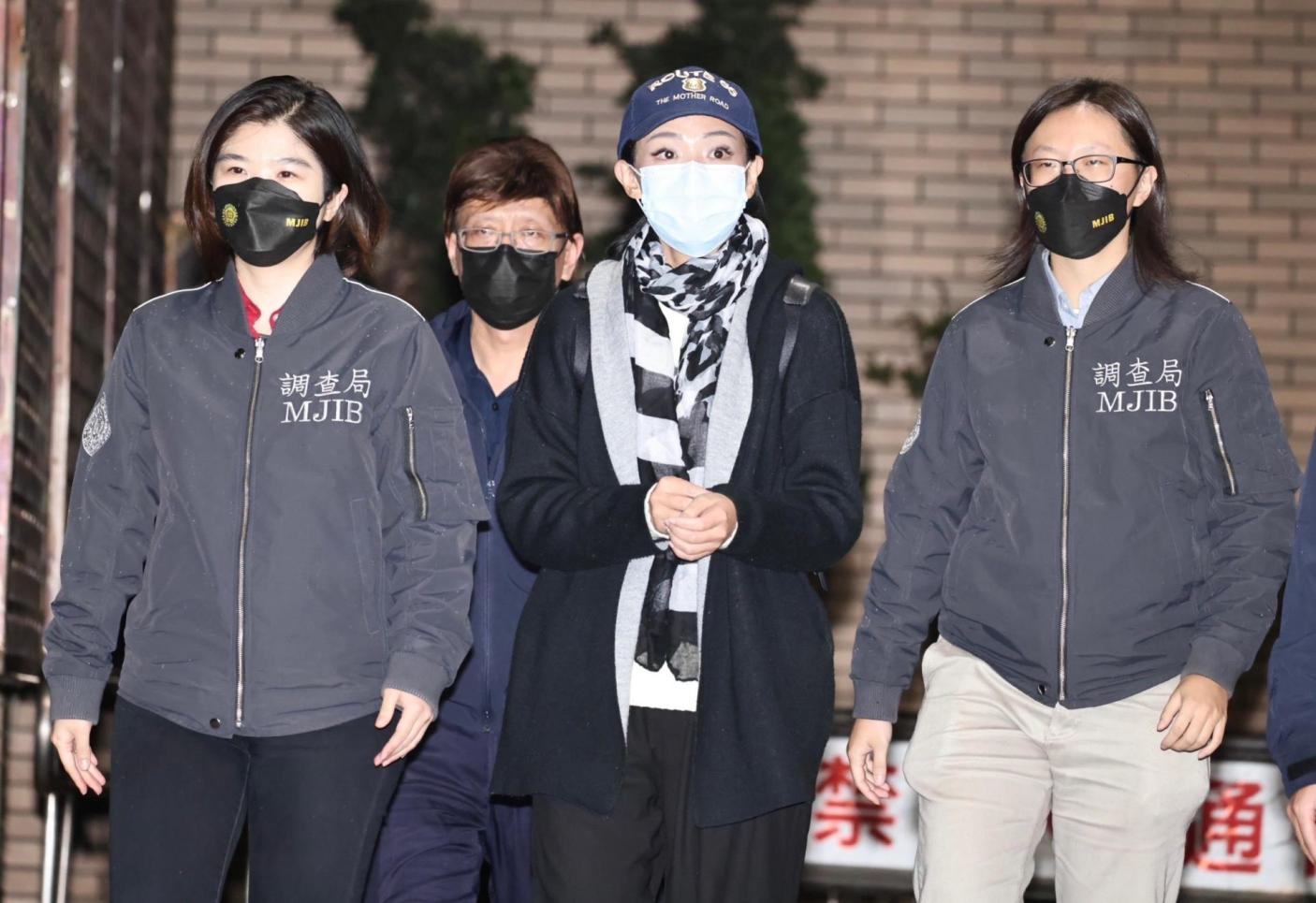 高虹安凌晨在調查局幹員陪同下進入北檢進行複訊。林啟弘攝