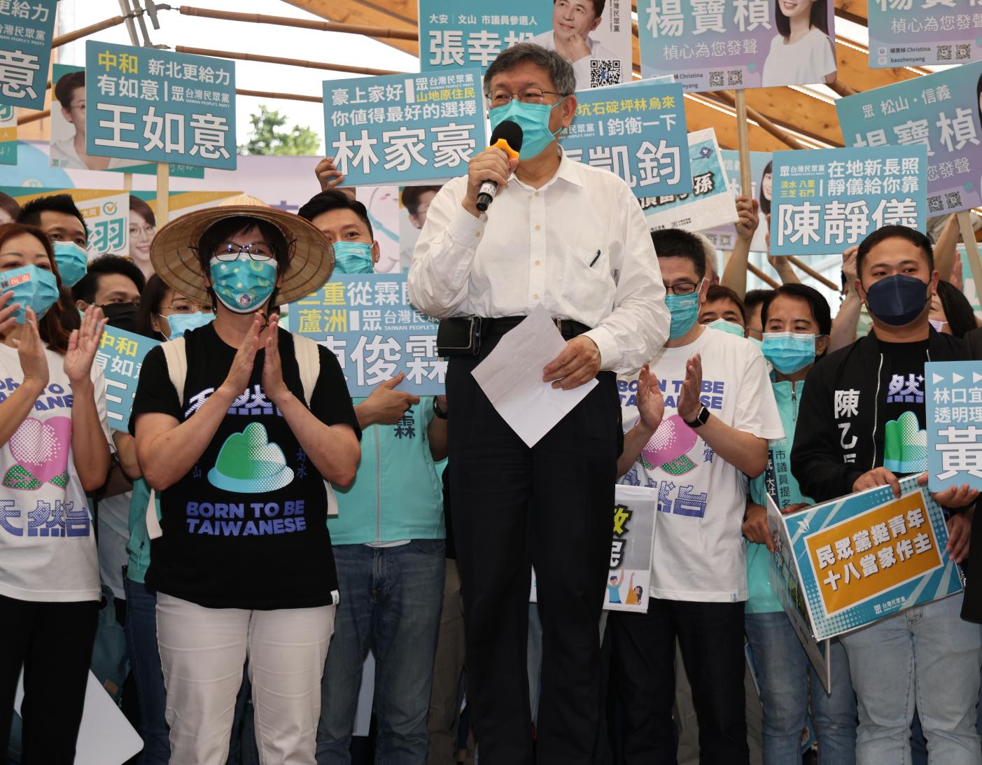 蔡壁如（左二）辭立委後，遲未獲黨主席柯文哲（中）安排下一份工作。資料照片／林啟弘攝