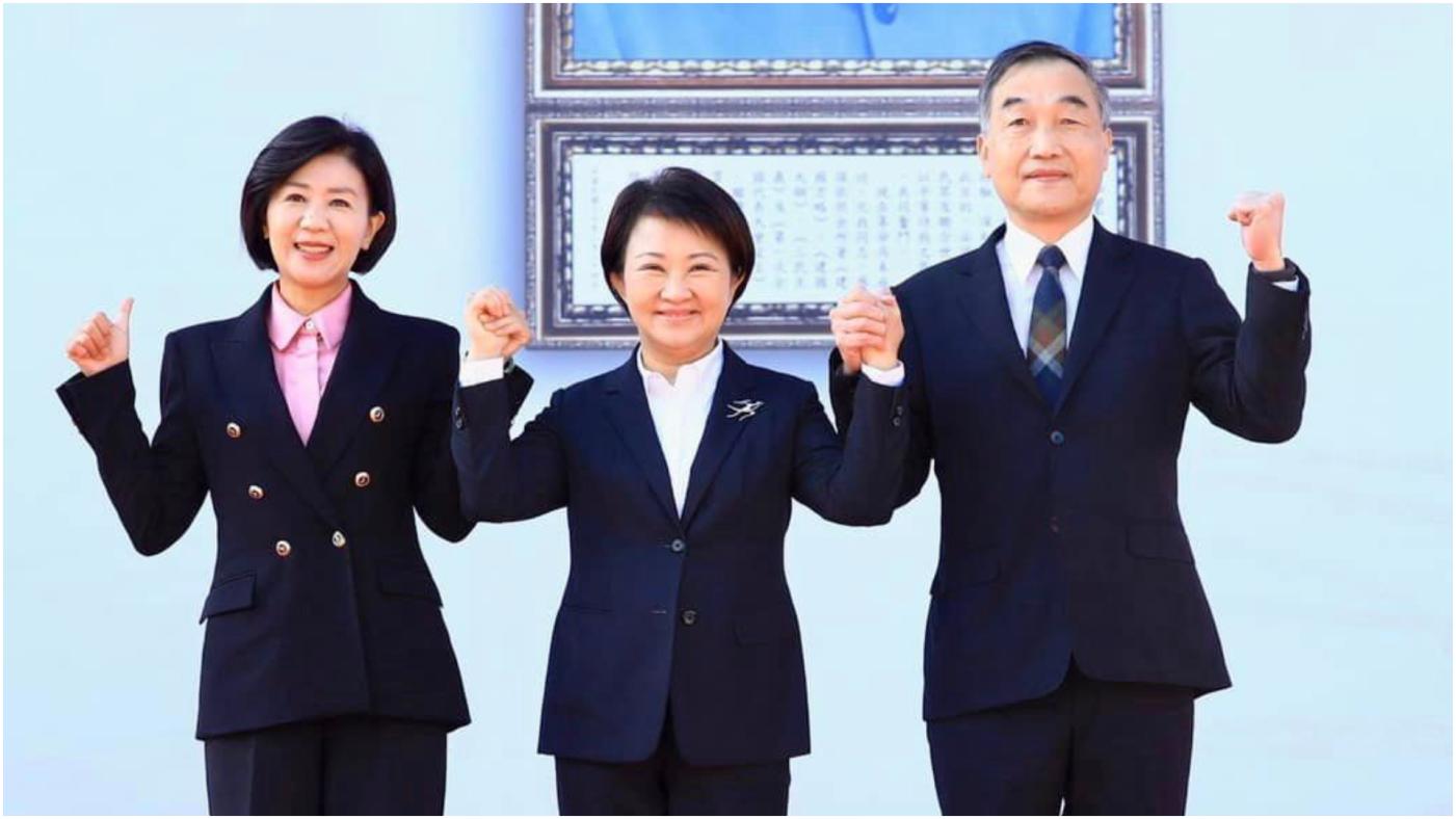 台中市長盧秀燕（中）偕副市長王育敏（左）、黃國榮25日宣誓十大施政方針。翻攝盧秀燕臉書