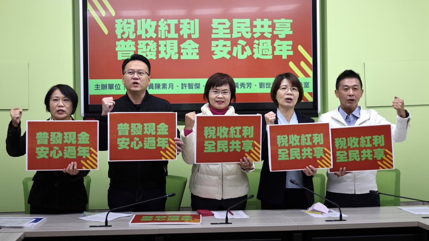 民進黨跨派系立委（左起）劉世芳、莊競程、陳素月、黃秀芳與許智傑27日召開記者會，呼籲全民普發現金1萬元。林啟弘攝