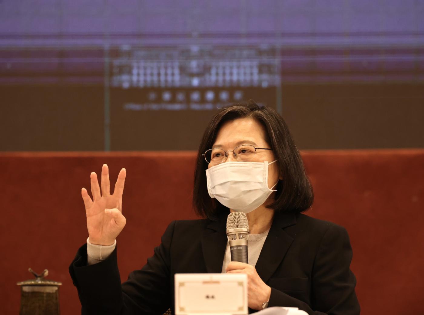 總統蔡英文27日親自主持「強化全民國防兵力結構調整方案」記者會，並接受媒體提問。林啟弘攝