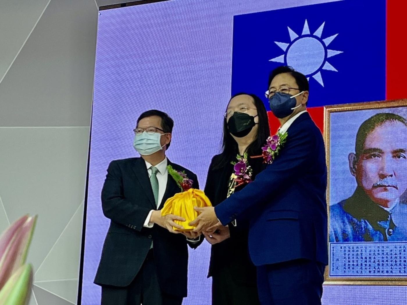 新任市長張善政（右）25日宣誓就職，從卸任市長鄭文燦（左）手中接下印信，數位發展部長唐鳳（中） 擔任監交人。中央社