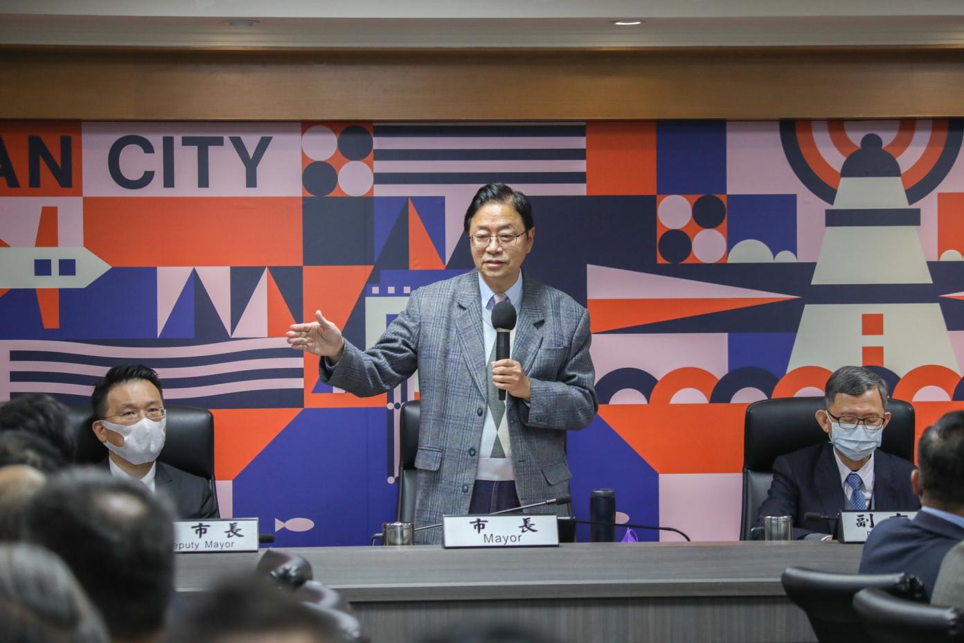張善政29日宣布，桃園市老人三節禮金從原本的2000元調高至2500元，同時刪除排富條款規定。翻攝張善政臉書