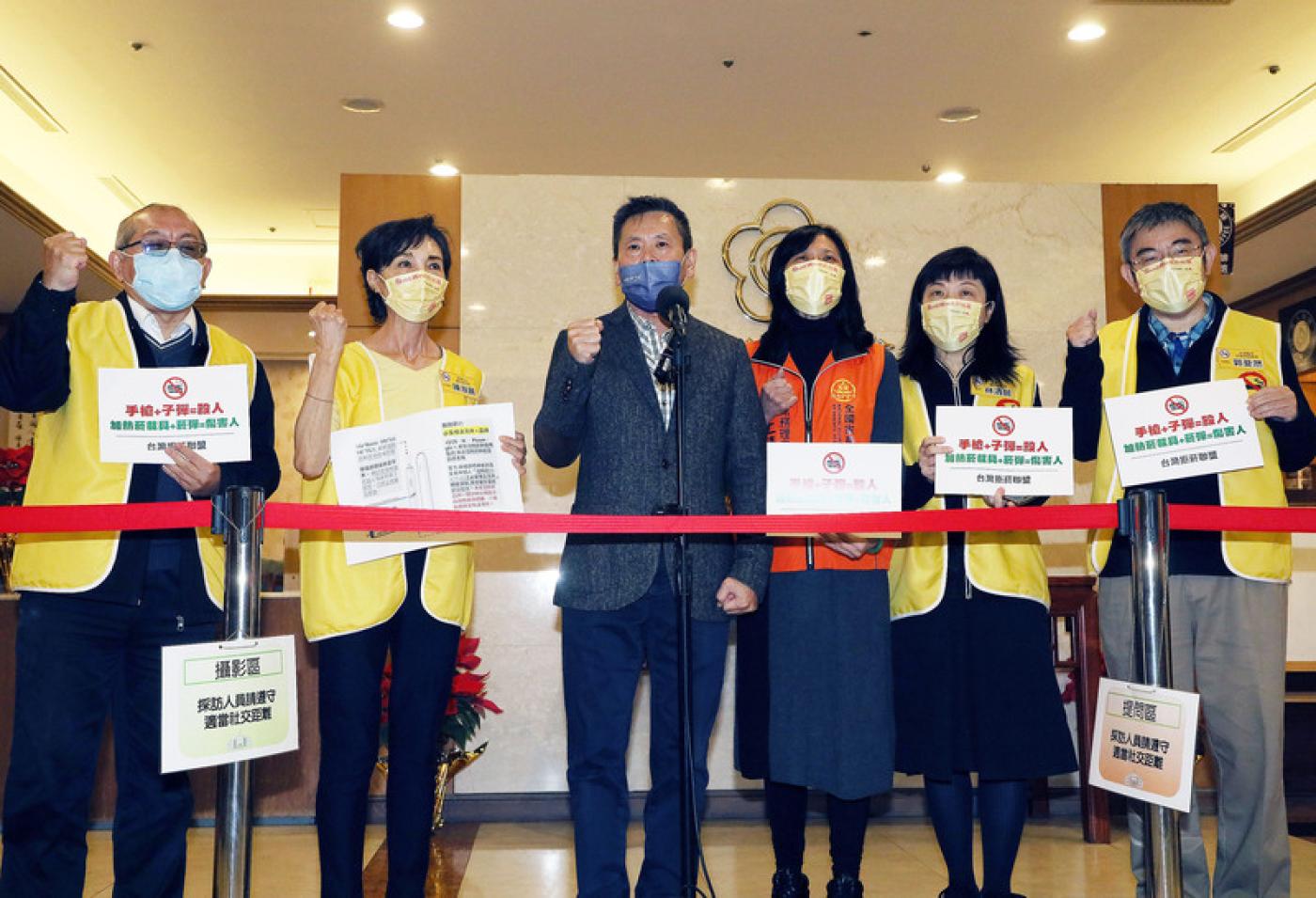 國民黨立委林為洲（左 3）4日與反菸團體舉行記者會，指控民進黨團總召柯建銘疑受美方壓力，反對加熱菸吸食器禁止廣告。中央社