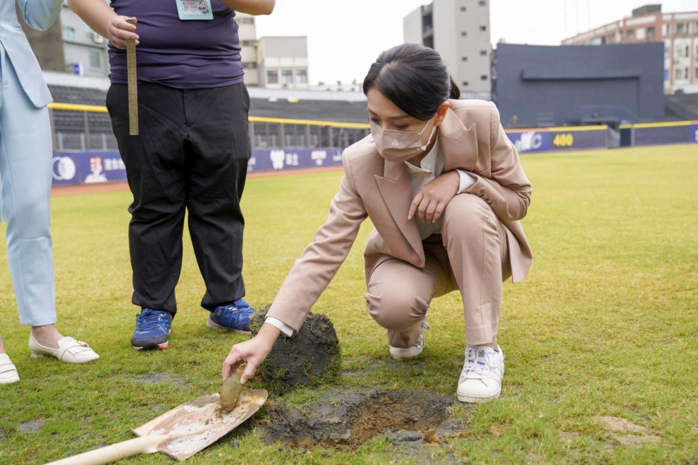 高虹安5日前往新竹棒球場視察。新竹市政府提供