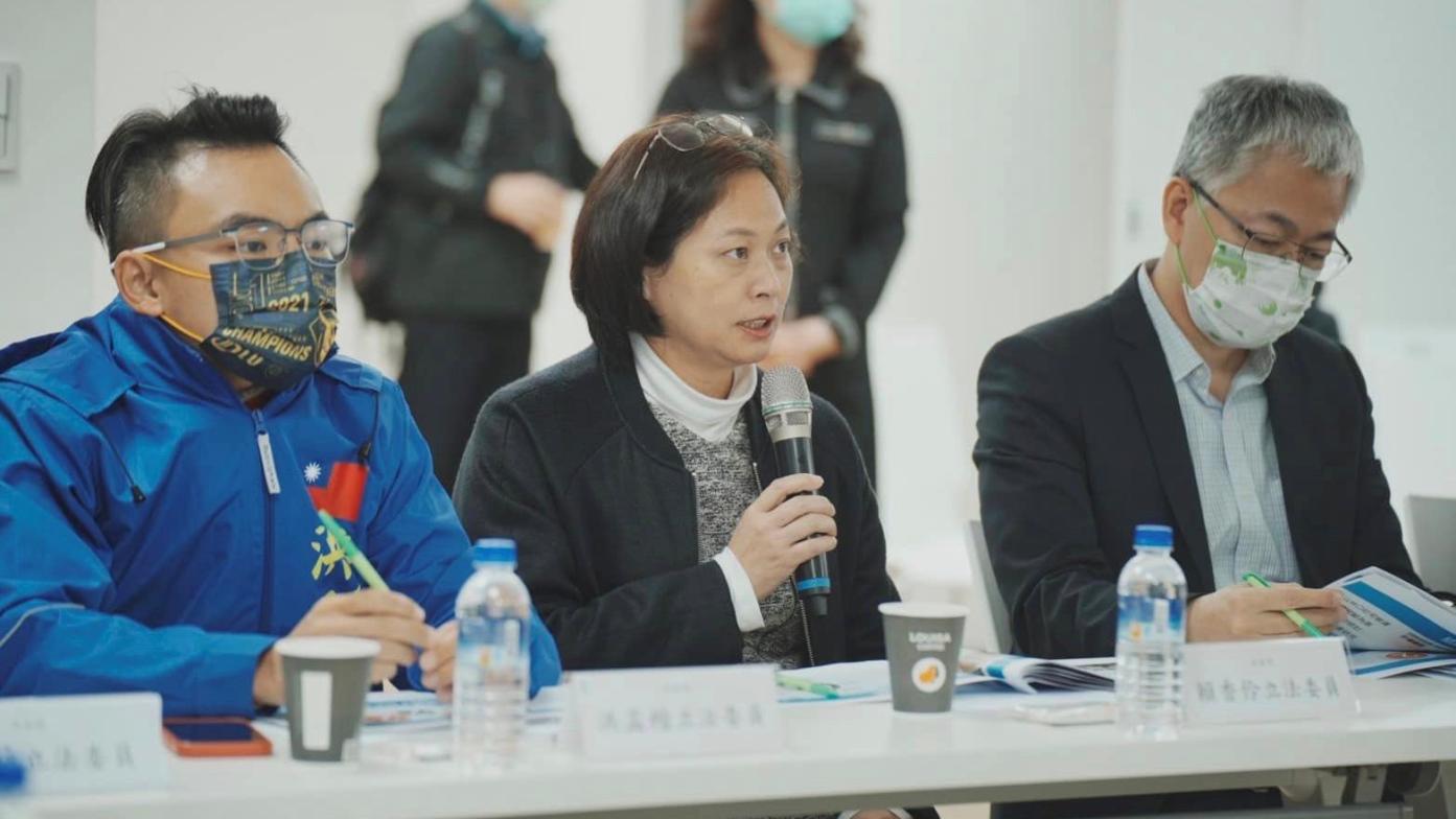 賴香伶（中）細數桃園工程疑案，盼張善政落實公共工程總體檢。翻攝賴香伶臉書