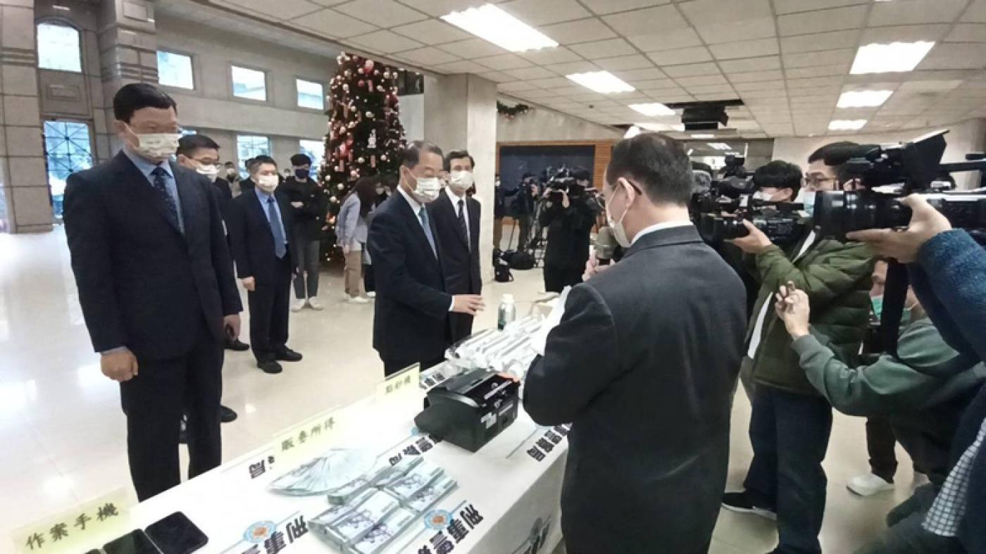 內政部警政署刑事警察局10日舉行破案記者會，由警政署長黃明昭（前中）主持並視察成果。中央社