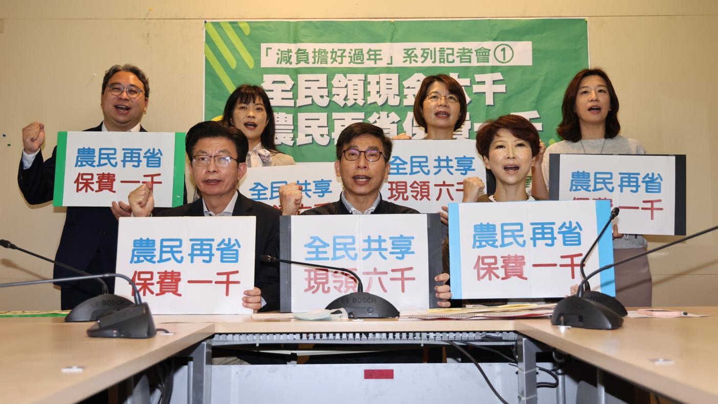 民進黨跨黨派立委呼籲政府應針對看天吃飯的農民，代繳1年份農民保險、職災保險，讓辛苦的農民再省1000元保費。林啟弘攝