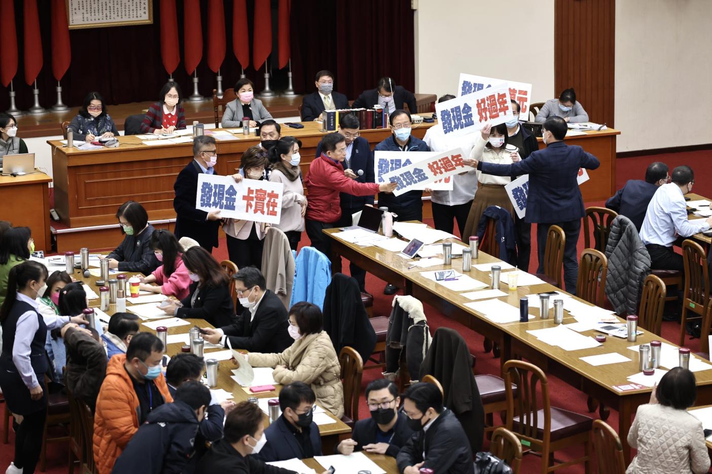 國民黨主張普發每人1萬元、明院會三讀，柯建銘表示，目前4個草案版本朝野難有共識，明院會要完成三讀是天方夜譚。林啟弘攝