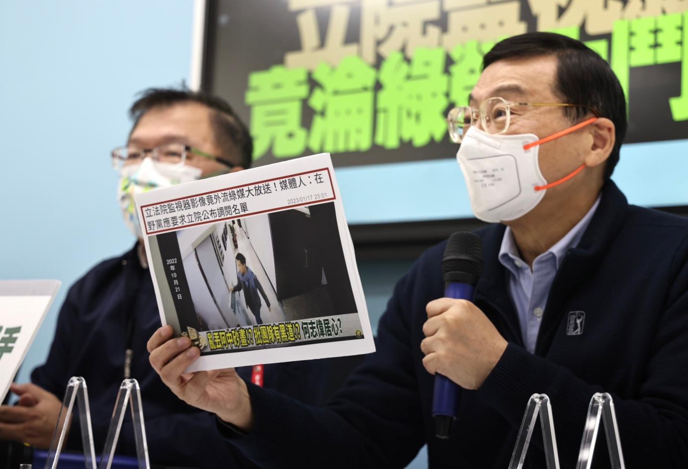 徐國勇公布何志偉「丟砂畫」監視畫面，立法院國民黨團召開記者會批國際醜聞。林啟弘攝
