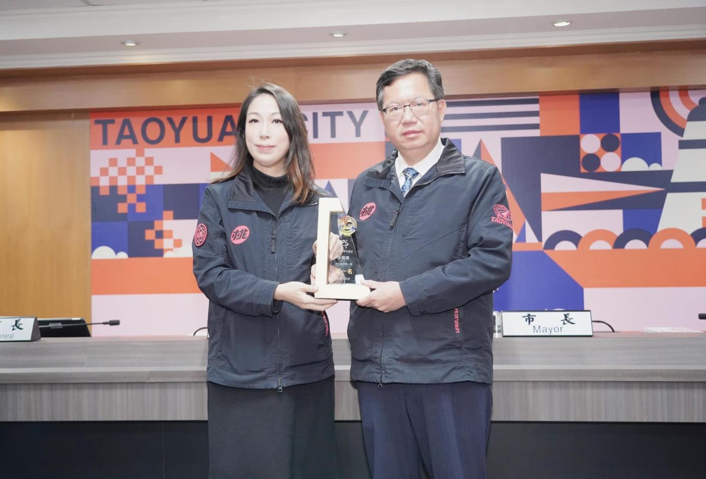 前桃園市政府資科局長余宛如（左）18日晚間宣布將投入桃園市第四選區立委黨內初選。翻攝余宛如臉書