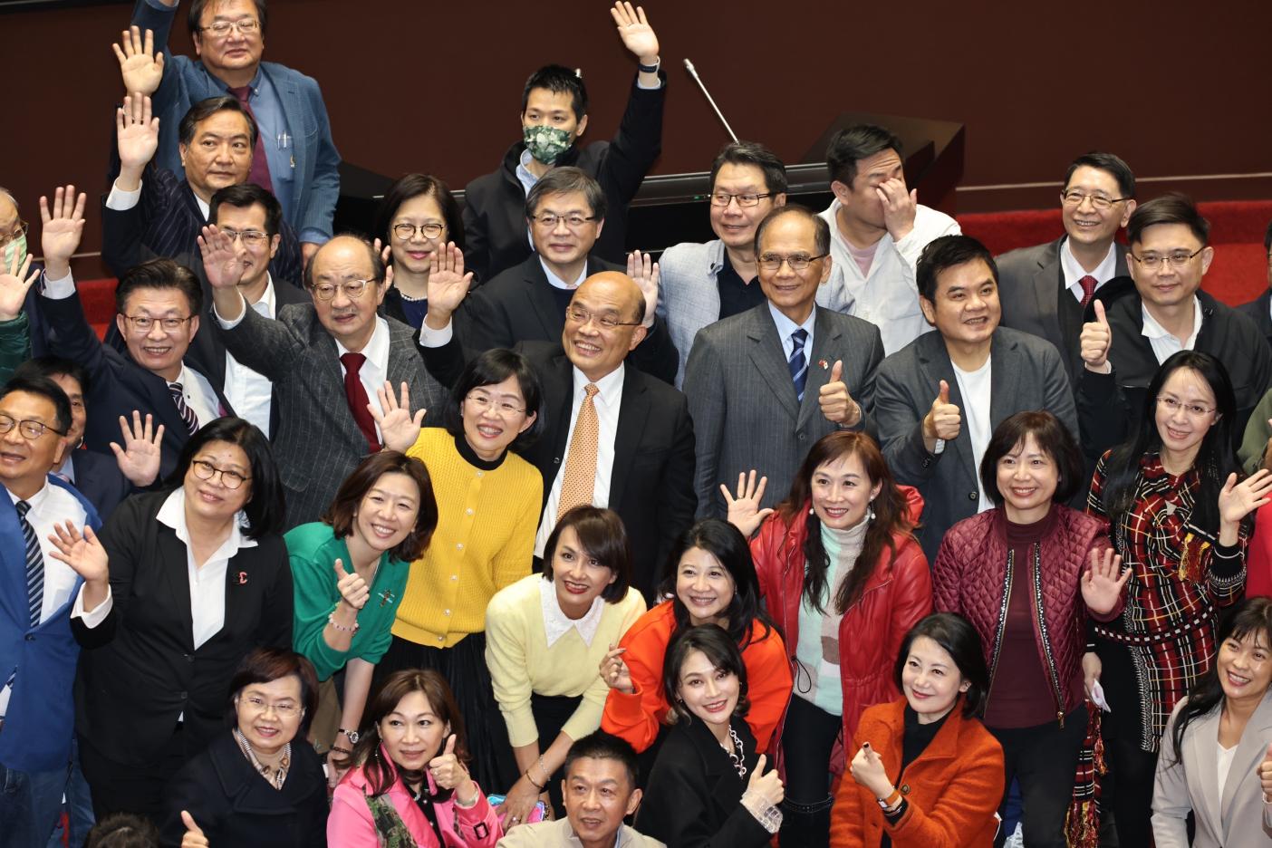  立法院今天三讀通過112年度中央政府總預算案後，行政院長蘇貞昌循例到立院致意。林啟弘攝