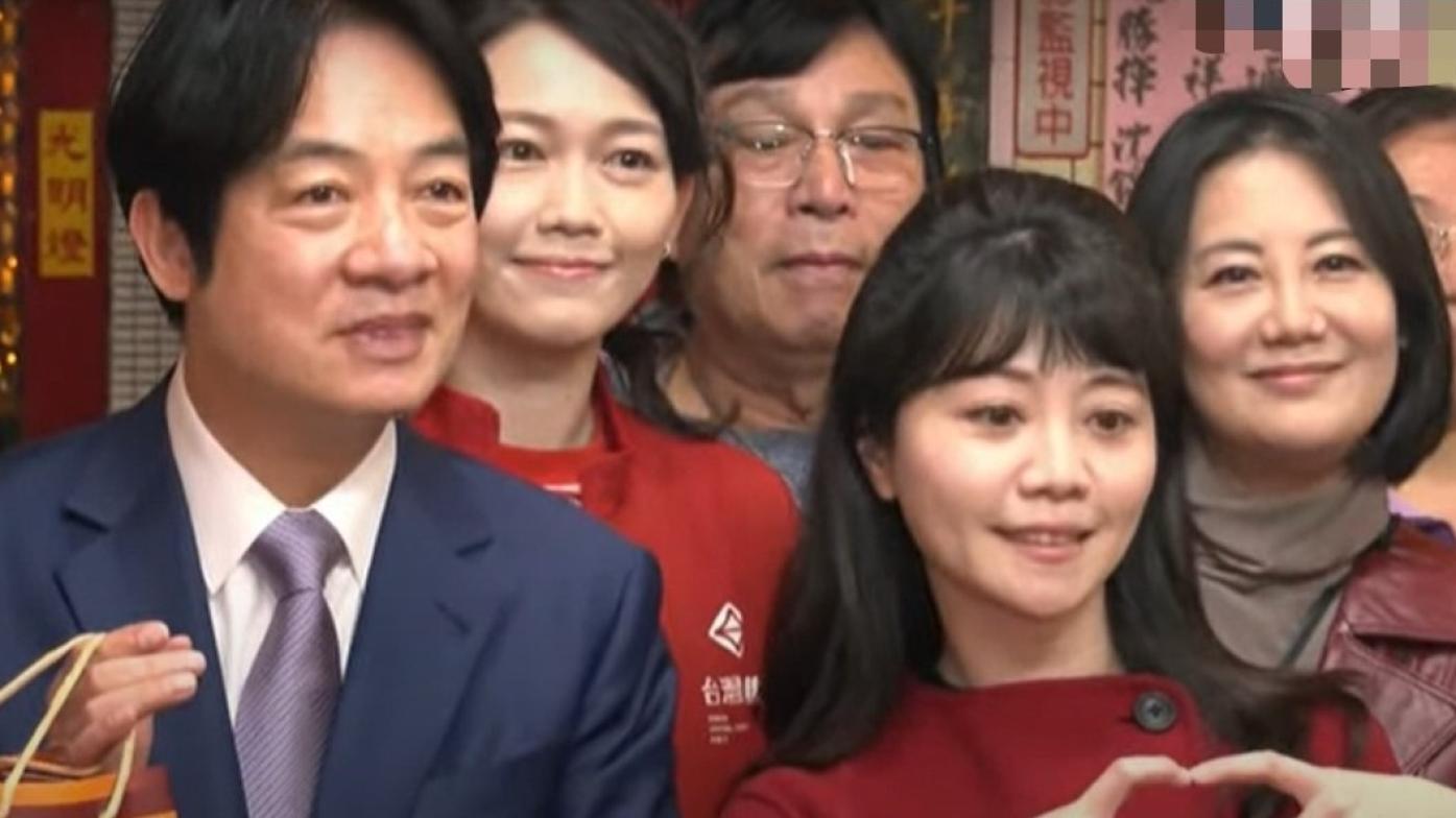  副總統賴清德到南港信天宮參拜，立委高嘉瑜（前排右一）與基進黨北市黨部主委吳欣岱（後排右一紅衣者）都到場。翻攝畫面
