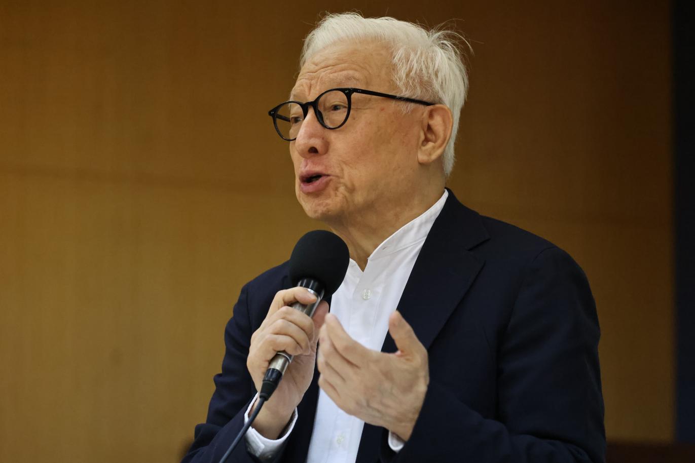 針對外界質疑錢未捐出，曹興誠今發文強調，目前已有陸續捐款，只是對象並非國防部。資料照片／林啟弘攝