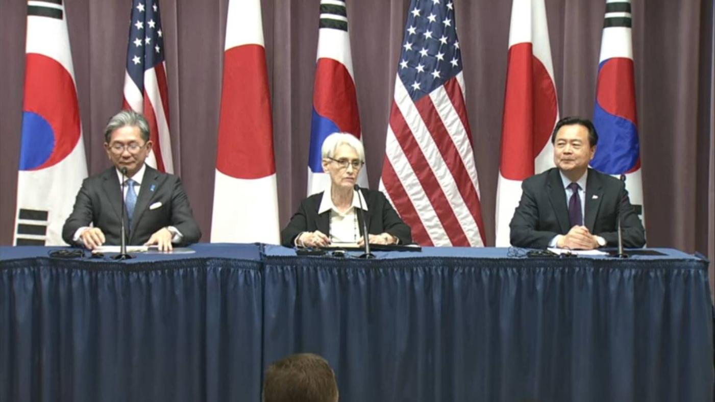 美國副國務卿雪蔓、日本外務省事務次官森健良（左）、韓國外交部第一次長趙賢東13日在華府召開3邊會議，3人會後在國務院召開聯合記者會。翻攝U.S. Department of State YouTube頻道