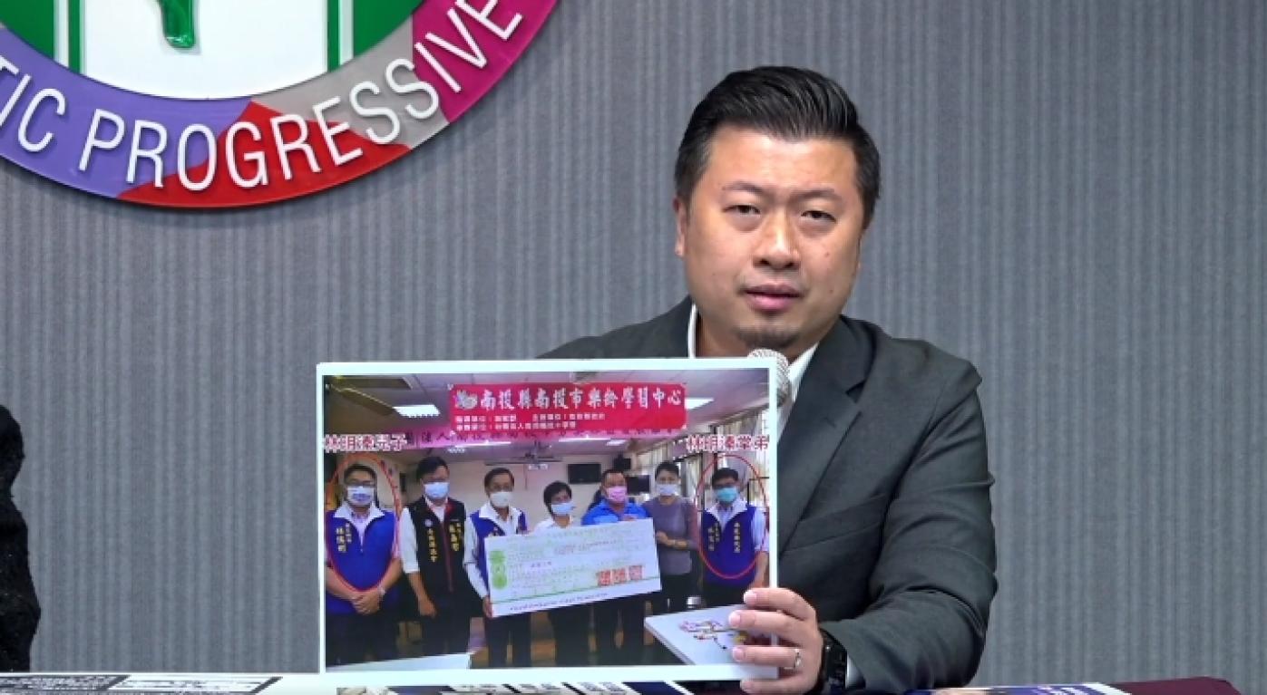民進黨新聞部主任張志豪指控，林明溱擔任縣長時，任用堂弟林儒暘、兒子林儒彬分別任縣長秘書、縣長特助，「是把縣府當成林家天下嗎？」翻攝直播