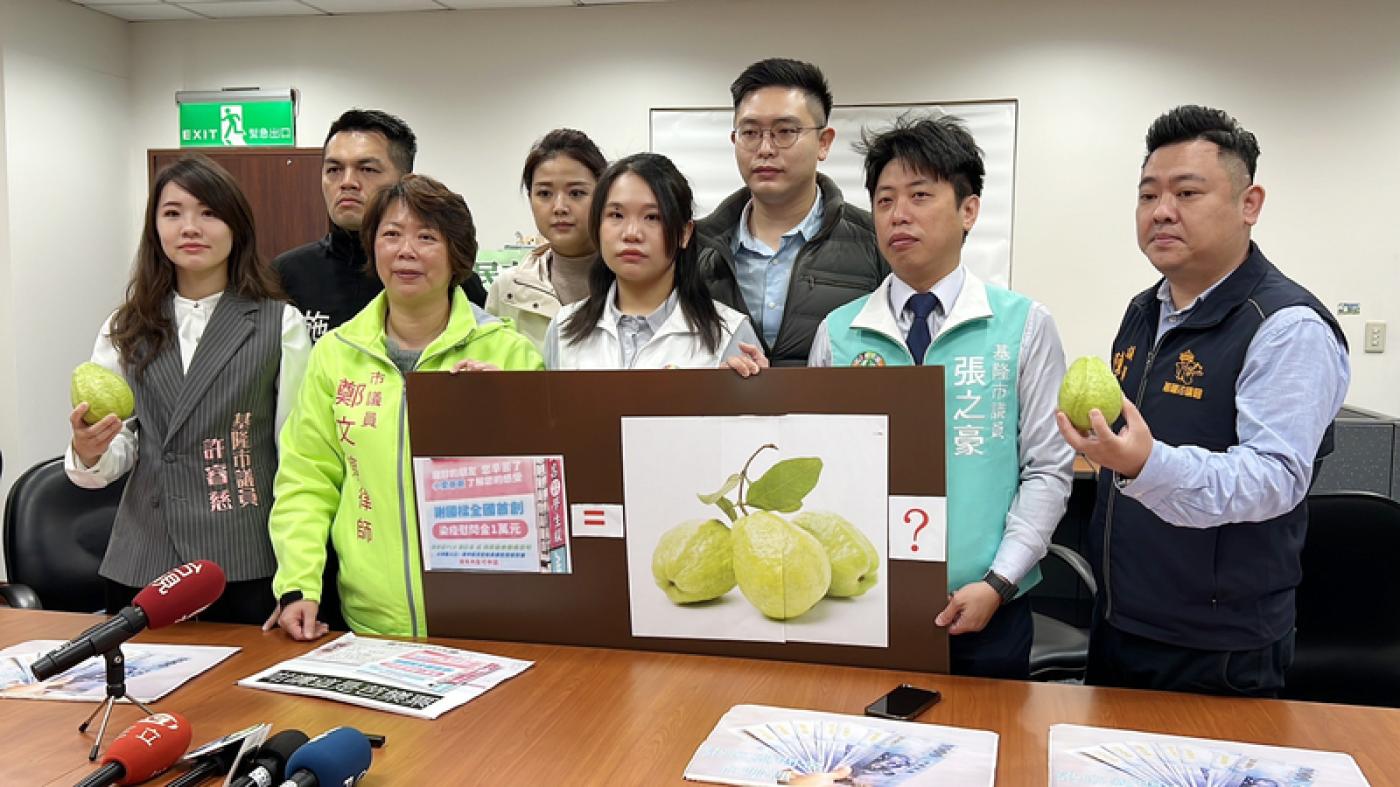 基隆市議會民進黨團15日要求謝國樑兌現「染疫發１萬元」政見。中央社