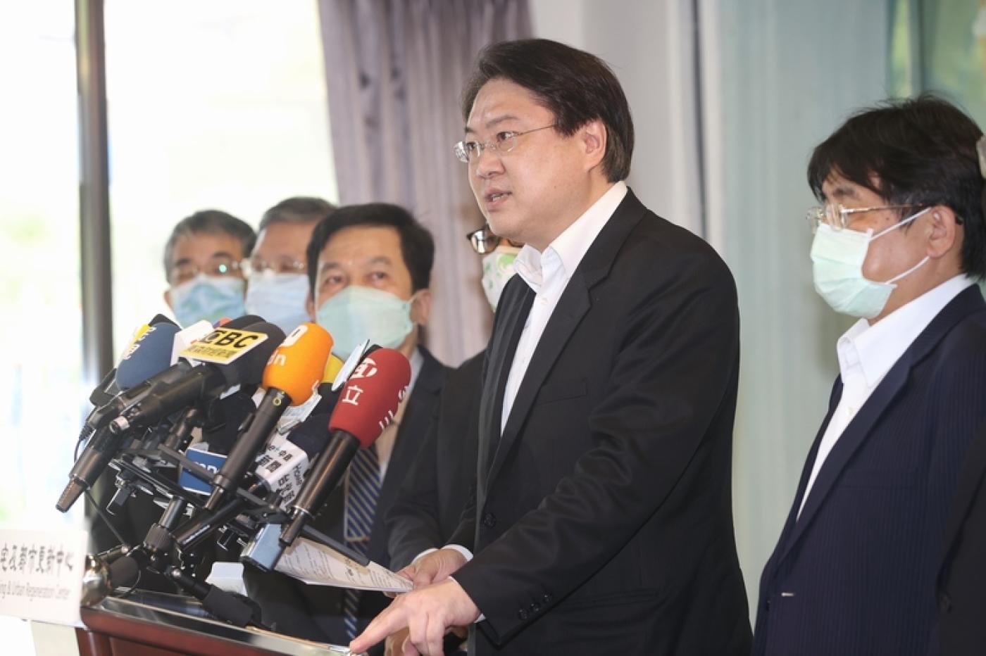 內政部長林右昌（右2）13日視察國家住宅及都市更 新中心，並宣布住宅政策。中央社