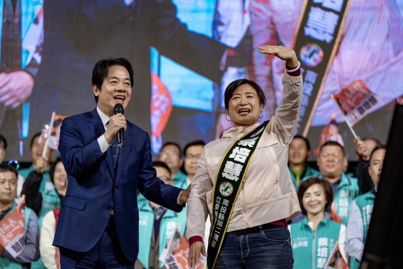 在民進黨立席、副總統賴清德領軍全力輔選下，蔡培慧擊敗林明溱當選南投第二選區立委。翻攝賴清德臉書