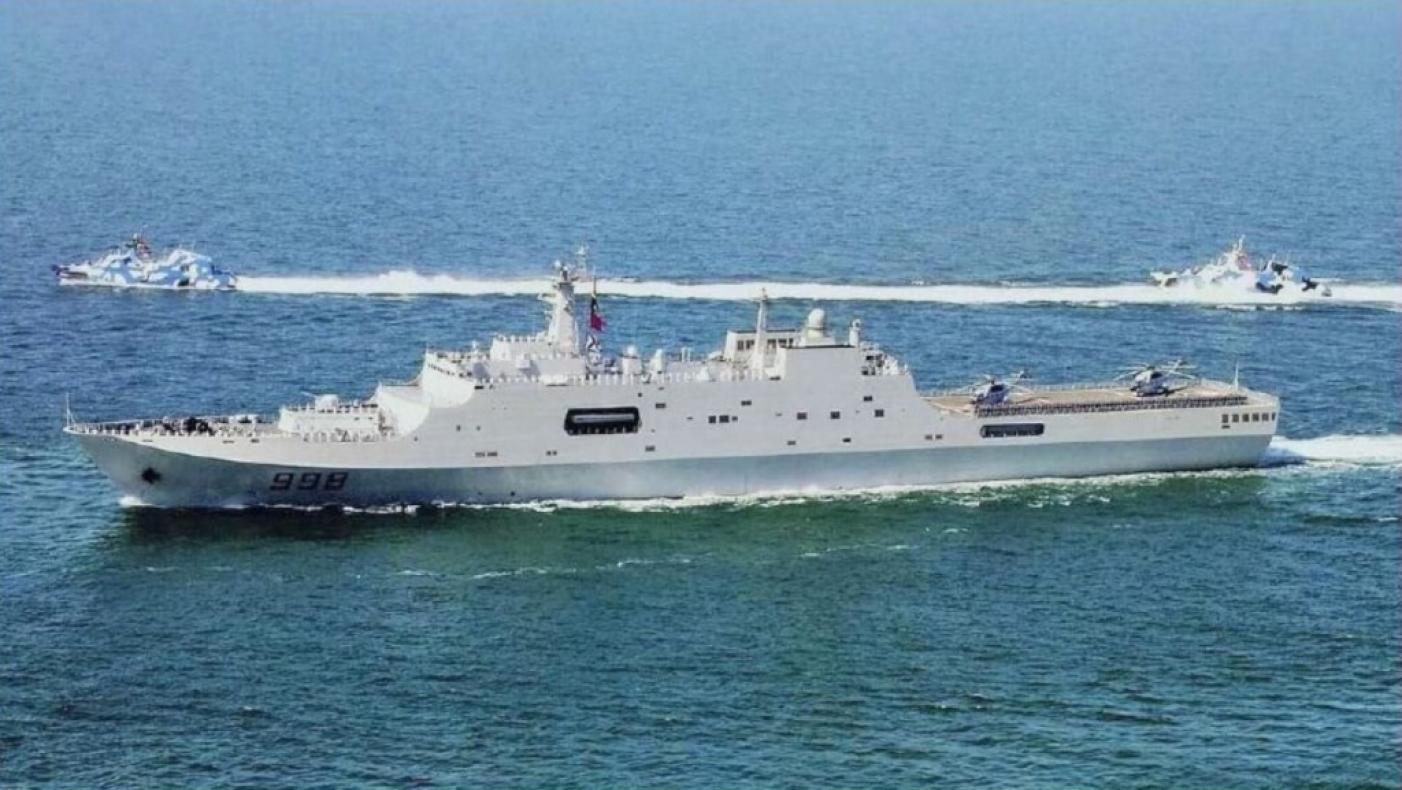 中國政府5日公布，今年編列軍費預算為人民幣1兆5537億元，年增7.2%，是近5年來次高。圖為共軍071型綜合登陸艦崑崙山艦。翻攝維基百科共享資源，版權屬公有領域   