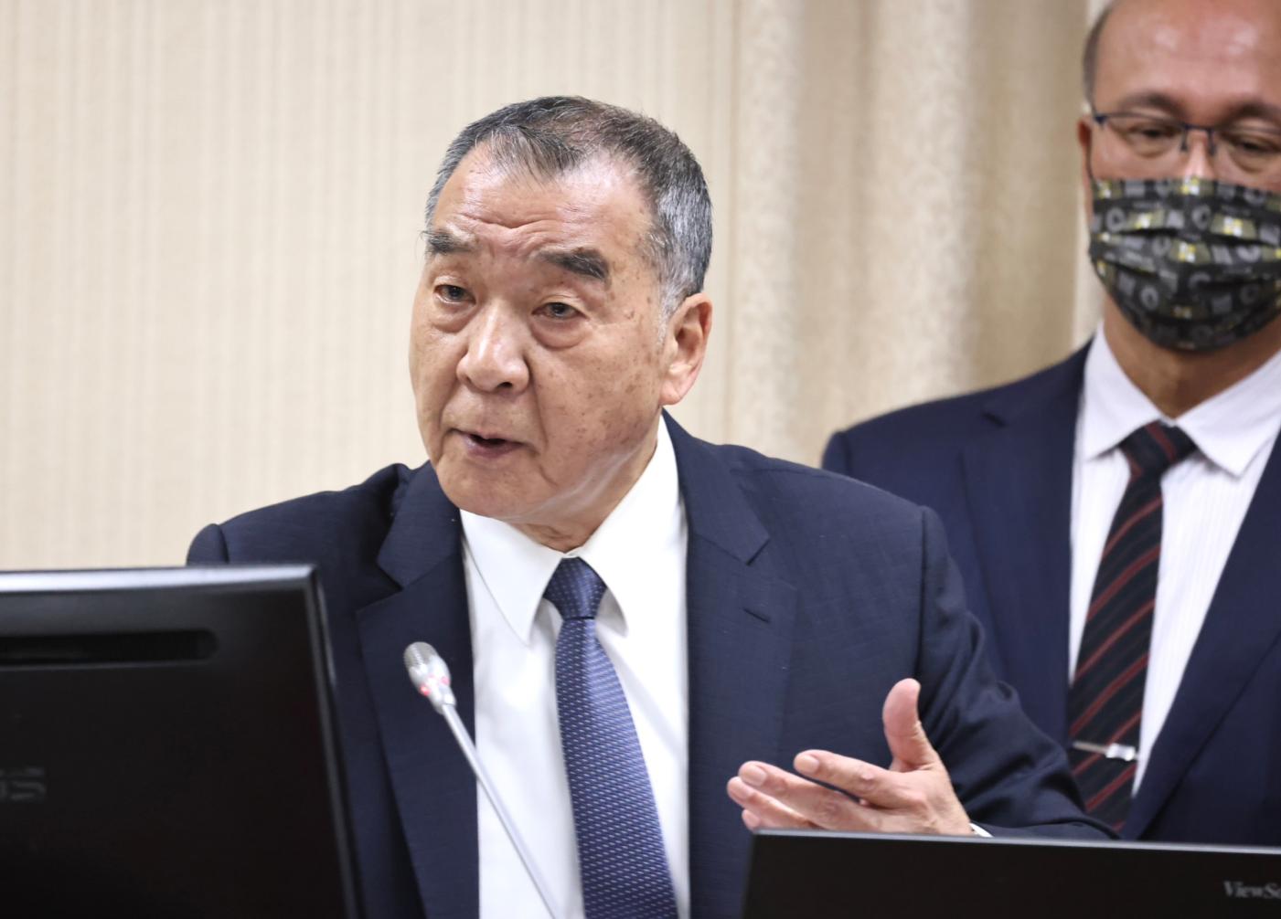 日媒報導九成退役軍官赴中出賣情報引發軒然大波，國防部長邱國正(左)指已透過情報單位向日本交流協會抗議。林啟弘攝