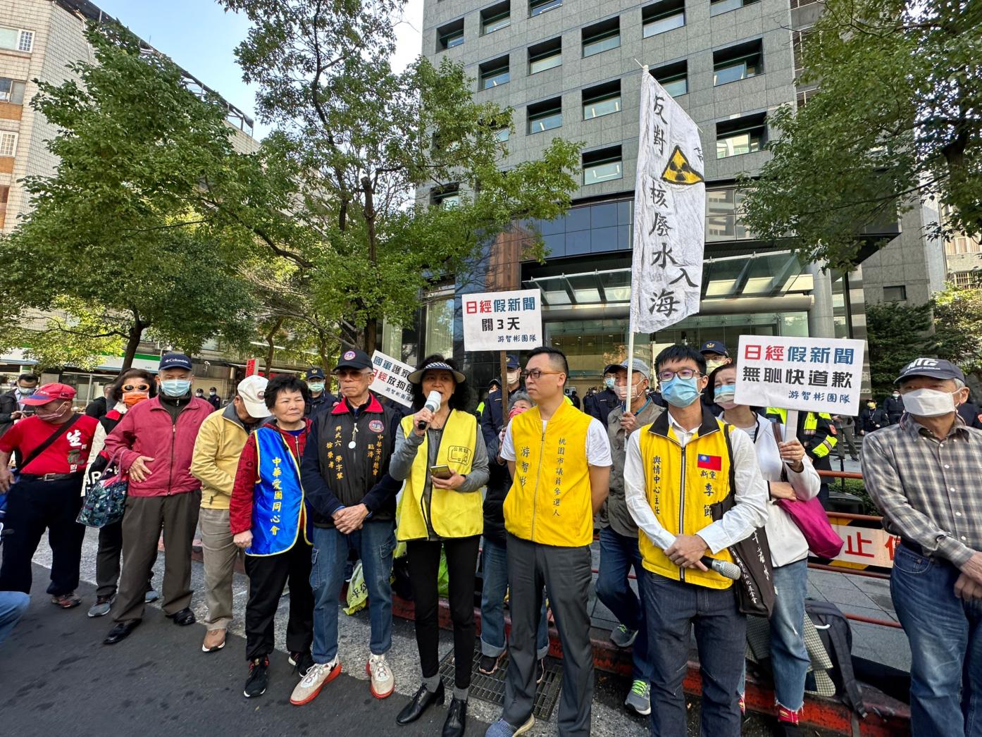 日本媒體報導台灣九成退役軍官到中國賣情報，新黨和前新聞局長鍾琴(中間手持麥克風者)到日本台灣交流協會前抗議。林啟弘攝