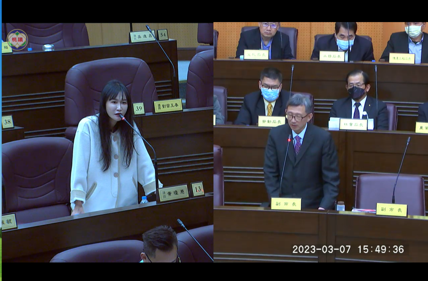 桃園市副市長王明鉅(右)的隨行秘書曾姸潔被議員發現側拍質詢還在社群發言批評議員遲到、自拍，引爆議員怒火，在專案報告時輪番批評。翻攝桃園市議會直播頁面