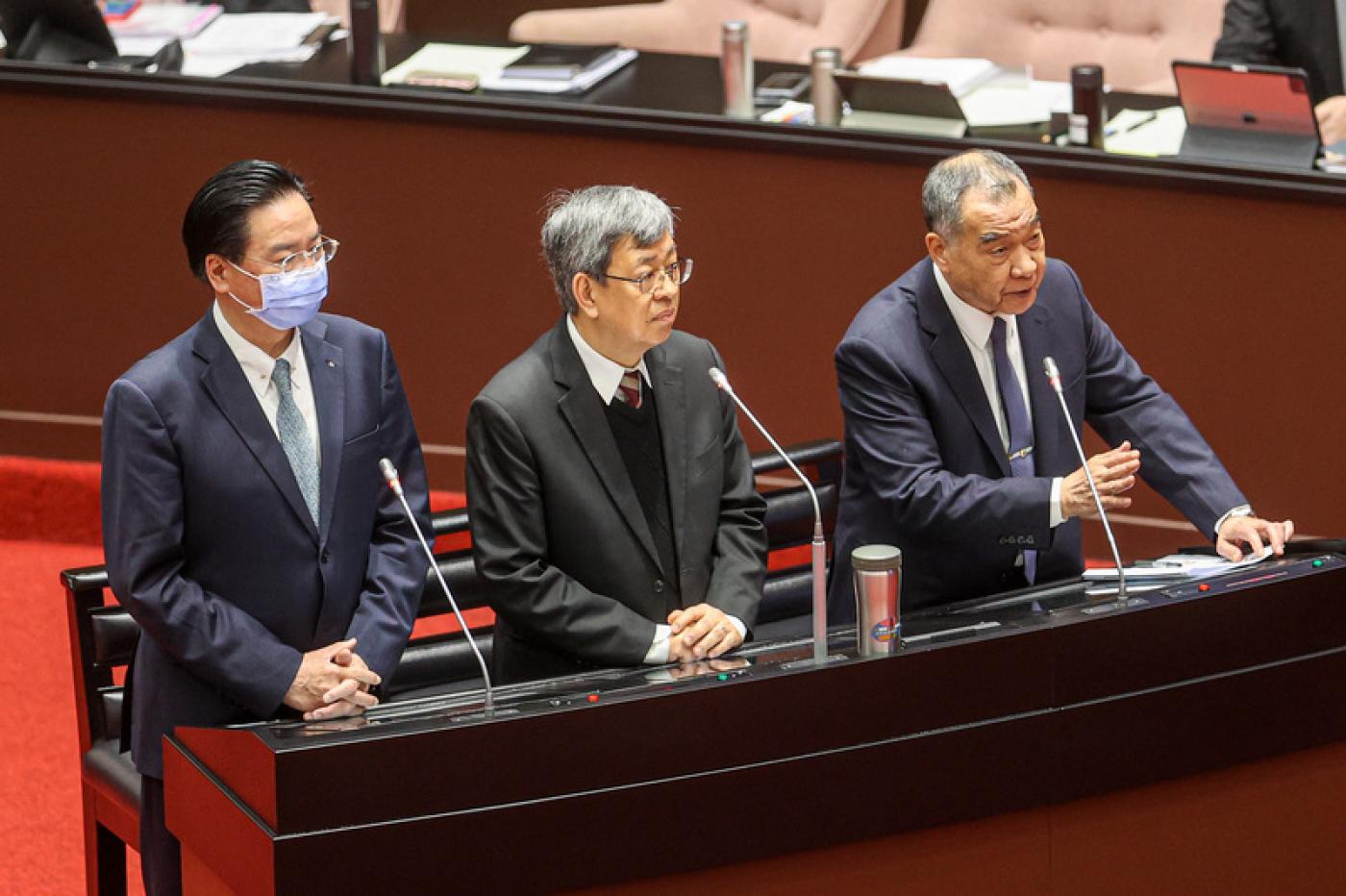 行政院長陳建仁 （中）率國防部長邱國正（右）、外交部長吳釗燮 （左）到立院列席備詢。中央社
