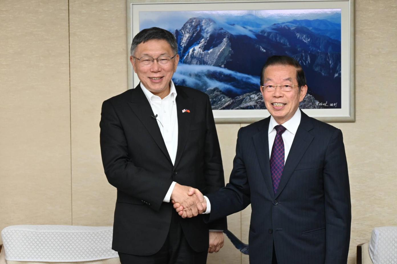 柯文哲六月訪日時與謝長廷合影。翻攝謝長廷臉書