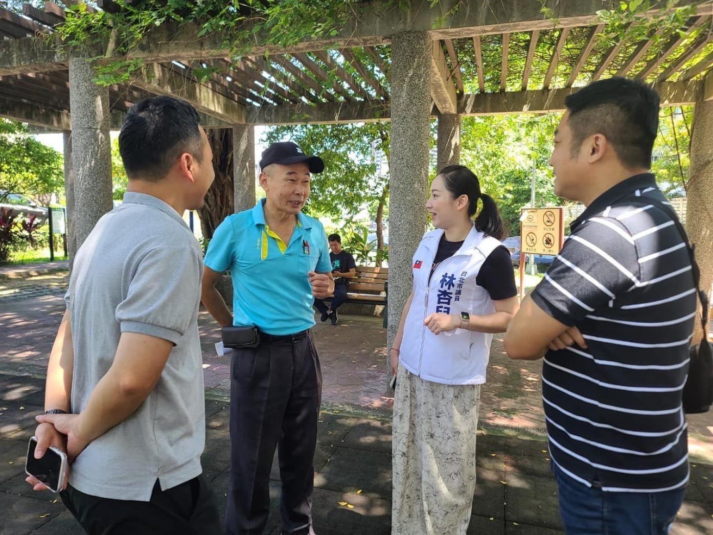 台北市議員林杏兒(右2)。翻攝林杏兒臉書