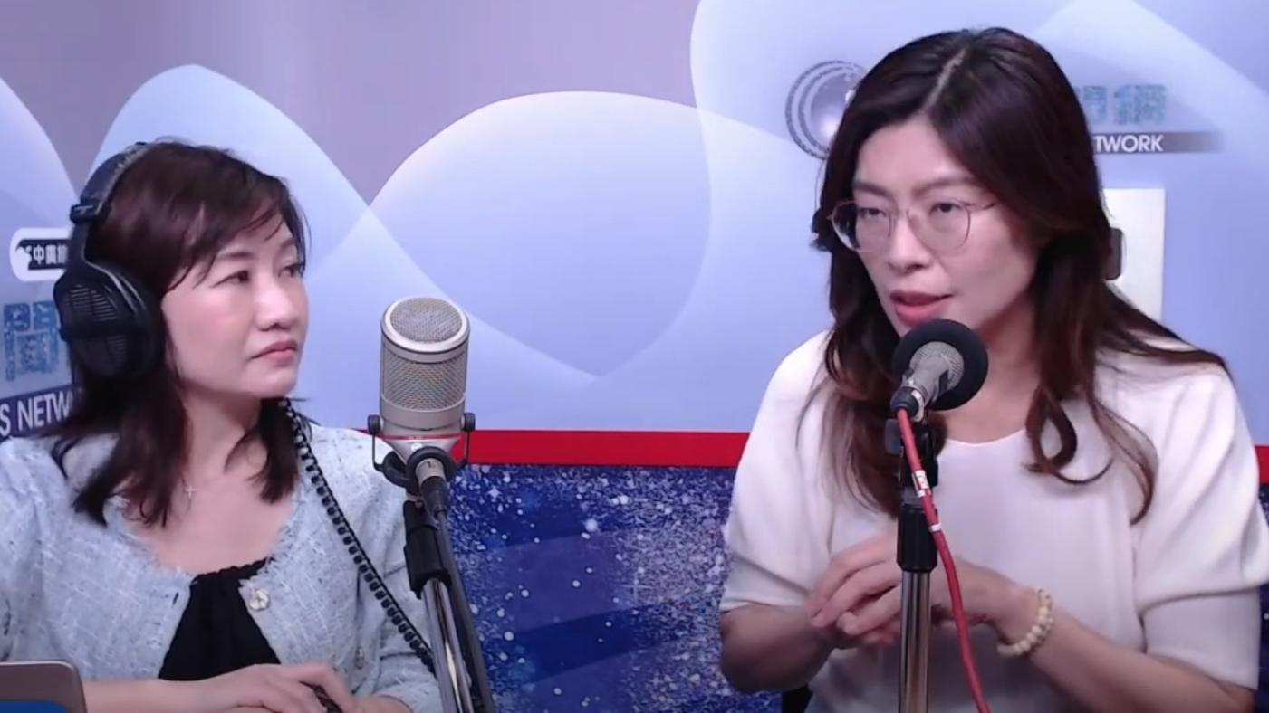 國民黨立委鄭麗文（右）24日上王淺秋主持的廣播節目談藍白合。翻攝《千秋萬事》節目