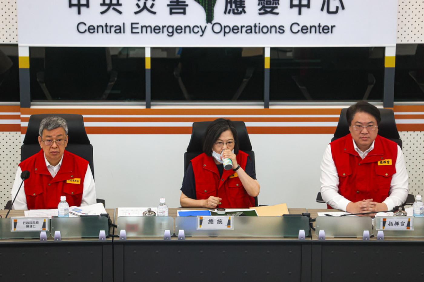 卡努颱風來襲，總統蔡英文（中）、行政院長陳建仁 （左）與內政部長林右昌（右）3日視察中央災害應 變中心。中央社