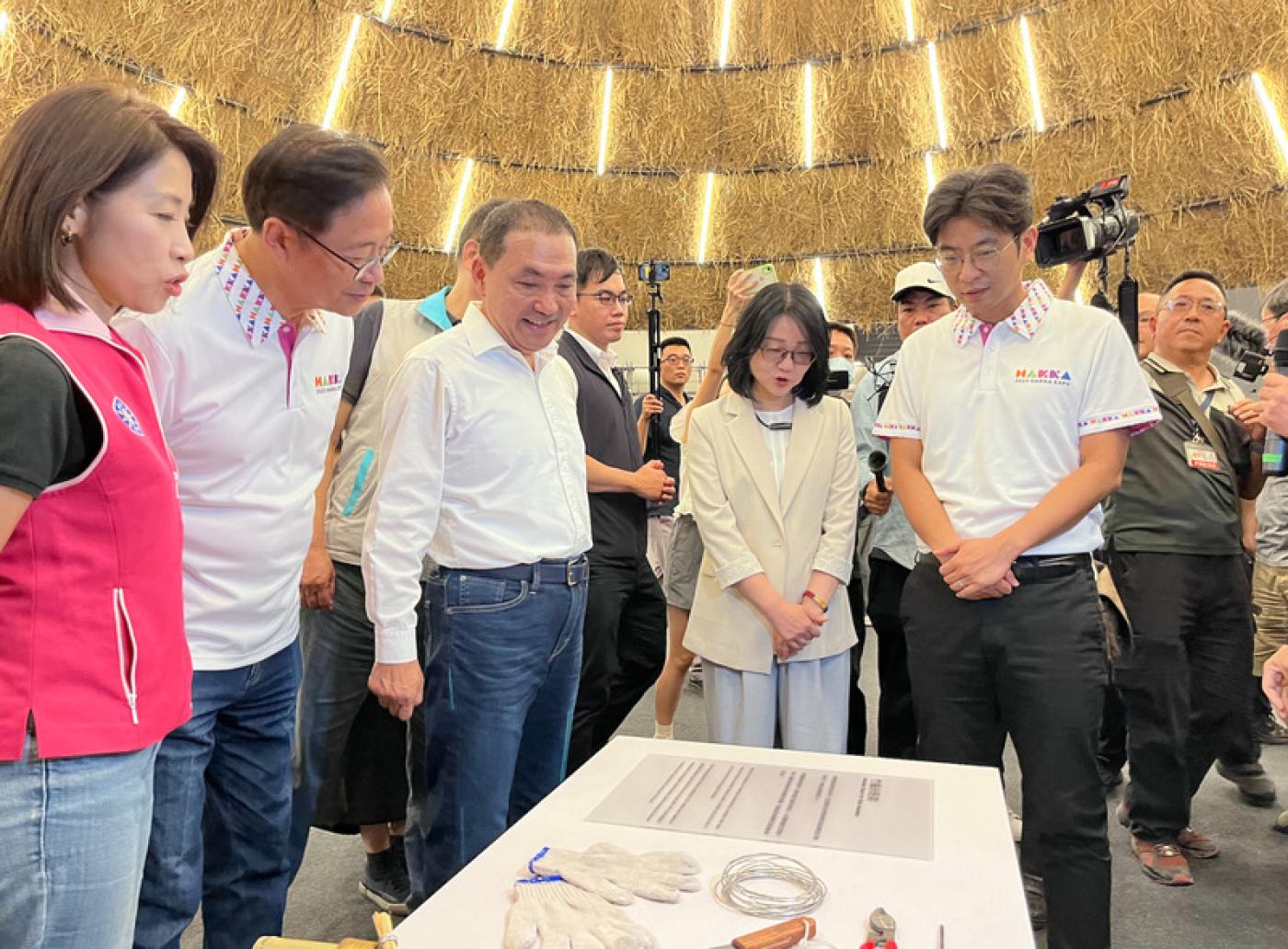 桃園市政府4日上午舉辦世界客家博覽會2大主展館搶先看暨試營運宣布記者會，新北市長侯友宜（前左3）、客家委員會副主任委員周江杰（前右）等人會後參觀展館。 中央社