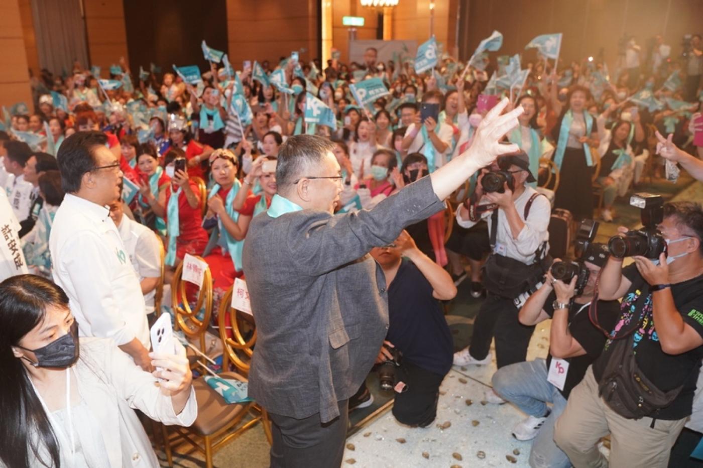 台北市議員簡舒培批成功市場改建為柯文哲爛帳再添一筆，圖為柯文哲5日台灣民眾黨主席柯文哲（中）5日出席 「北區姊妹台灣選哲之友會成立茶會」。 中央社