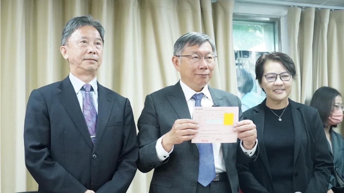 台灣民眾黨主席柯文哲(中)、競選總幹事黃珊珊(右)。翻攝柯文哲臉書