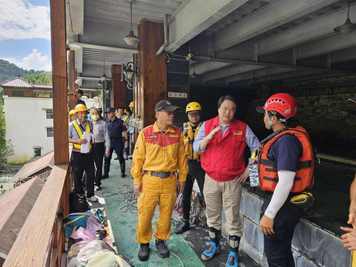 行政院長陳建仁日前針對卡努風災救災稱讚高雄批評南投，內政部長林右昌今曝救災細節，圖為林右昌(右2)先前到救災現場替救災人員打氣。中央社