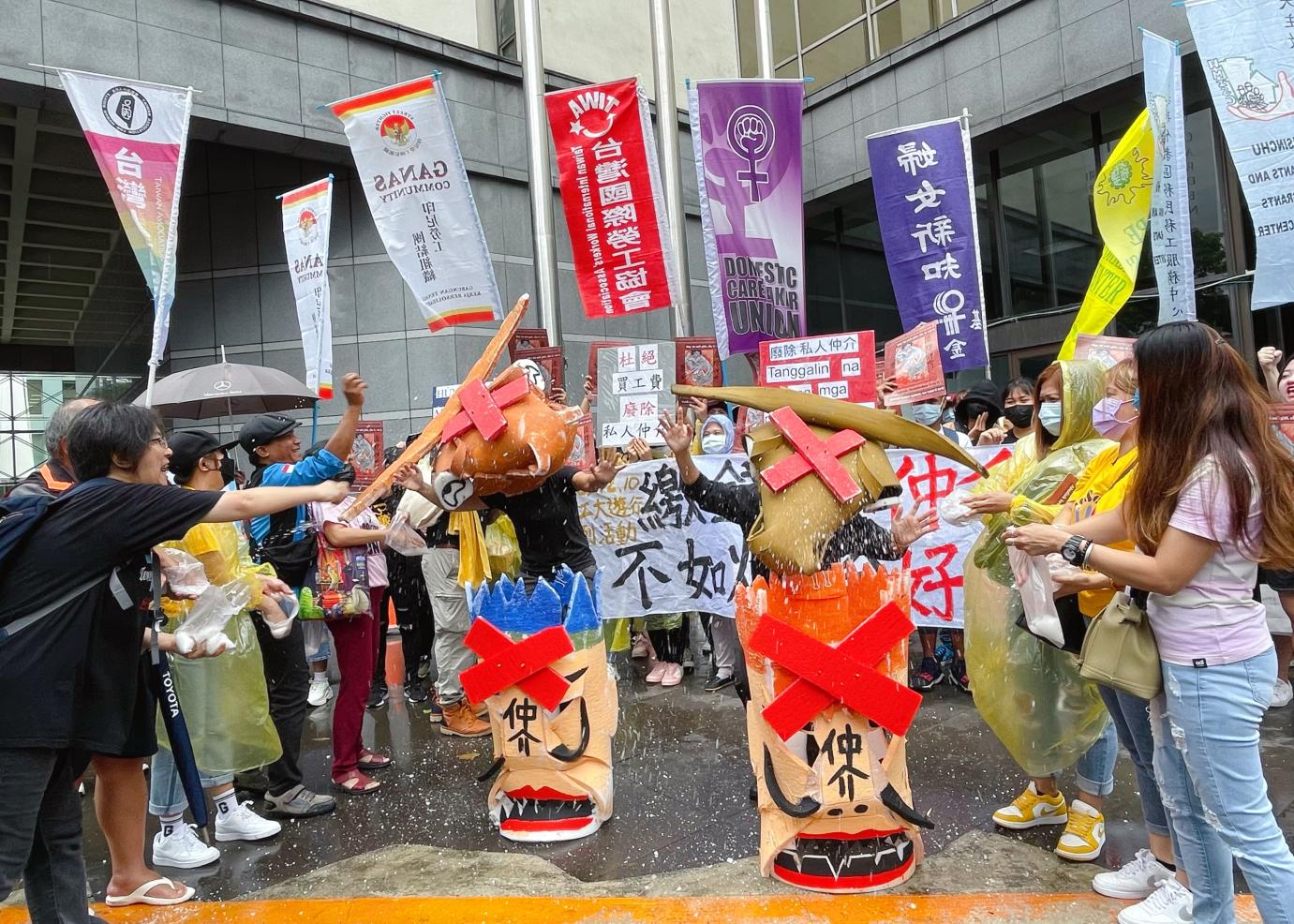 MENT台灣移工聯盟今（4）聚集勞動部前，控訴勞動部設計的私人仲介制度讓移工深陷剝削處境。單蔓婷攝