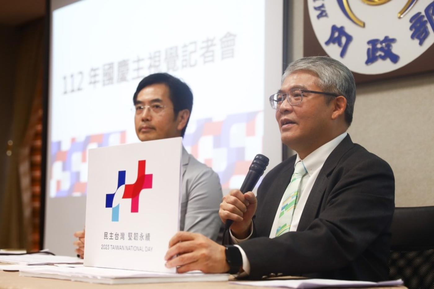 雙十國慶將至，國慶籌備委員會4日公布國慶主視覺，由國慶籌會祕書長花敬群（右）主持。中央社