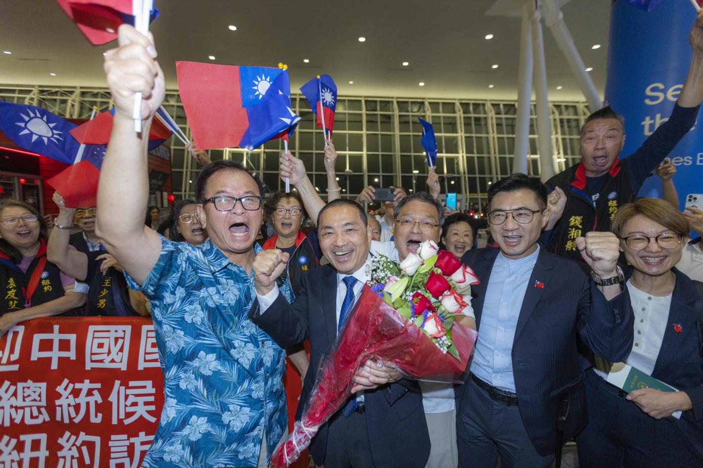 侯友宜台灣時間今上午抵達訪美第一站紐約，上百位僑胞揮舞國旗、手舉歡迎布條接機。侯友宜競辦提供
