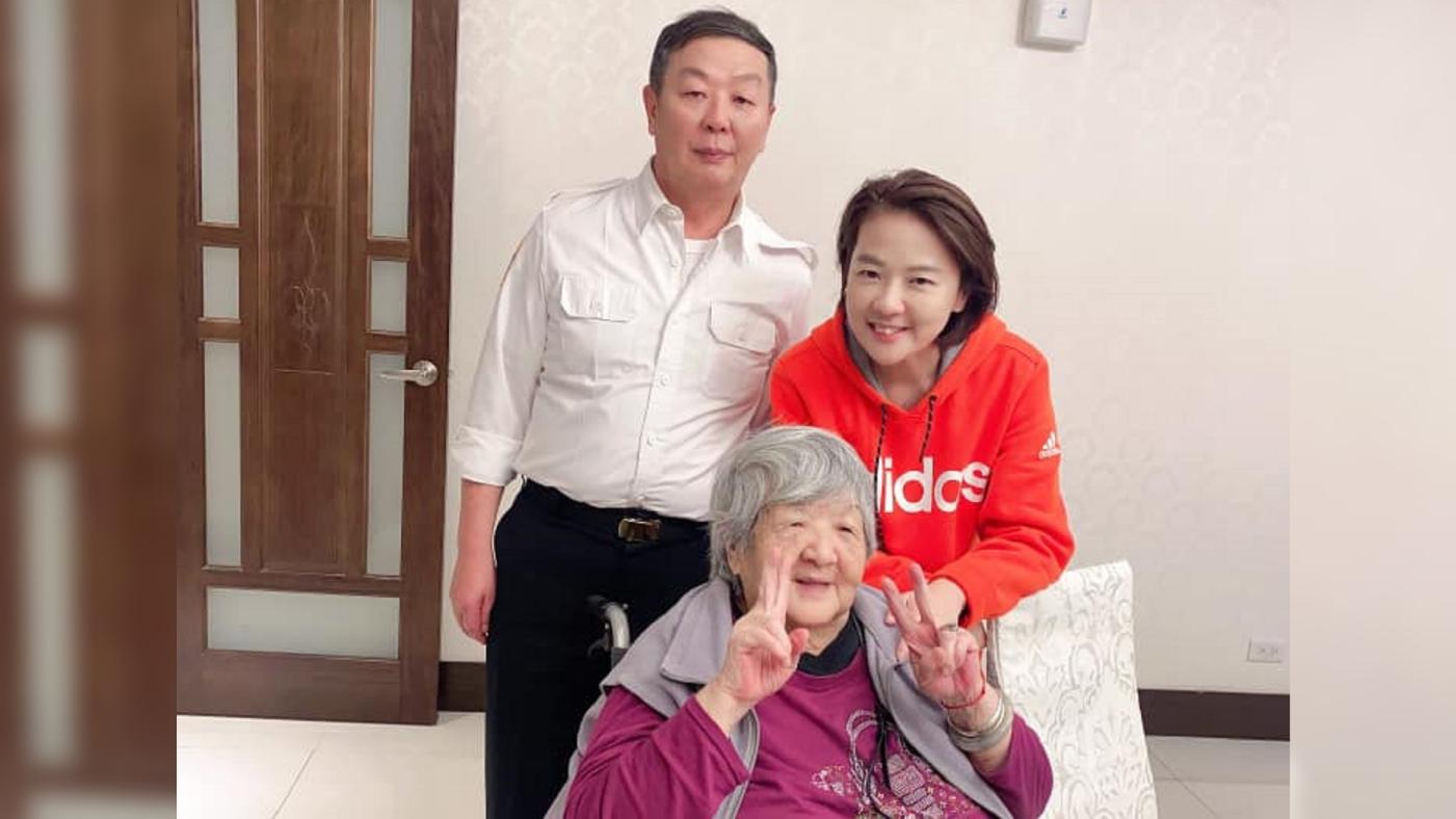 黃珊珊12日貼出與哥哥及母親合照，強調哥哥黃曙光一生清廉，不容污衊。翻攝黃珊珊臉書