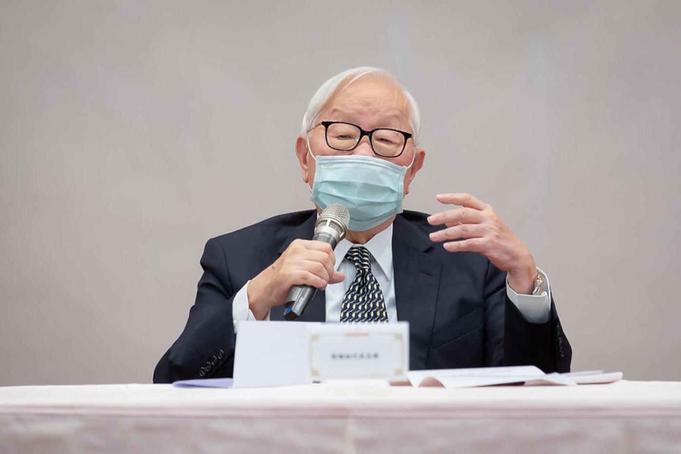 台積電創辦人張忠謀今年將第六度代表總統蔡英文參加APEC經濟領袖會議，圖為2021年張忠謀在總統府出席「APEC非正式領袖閉門會議」會後記者會。翻攝總統府網站