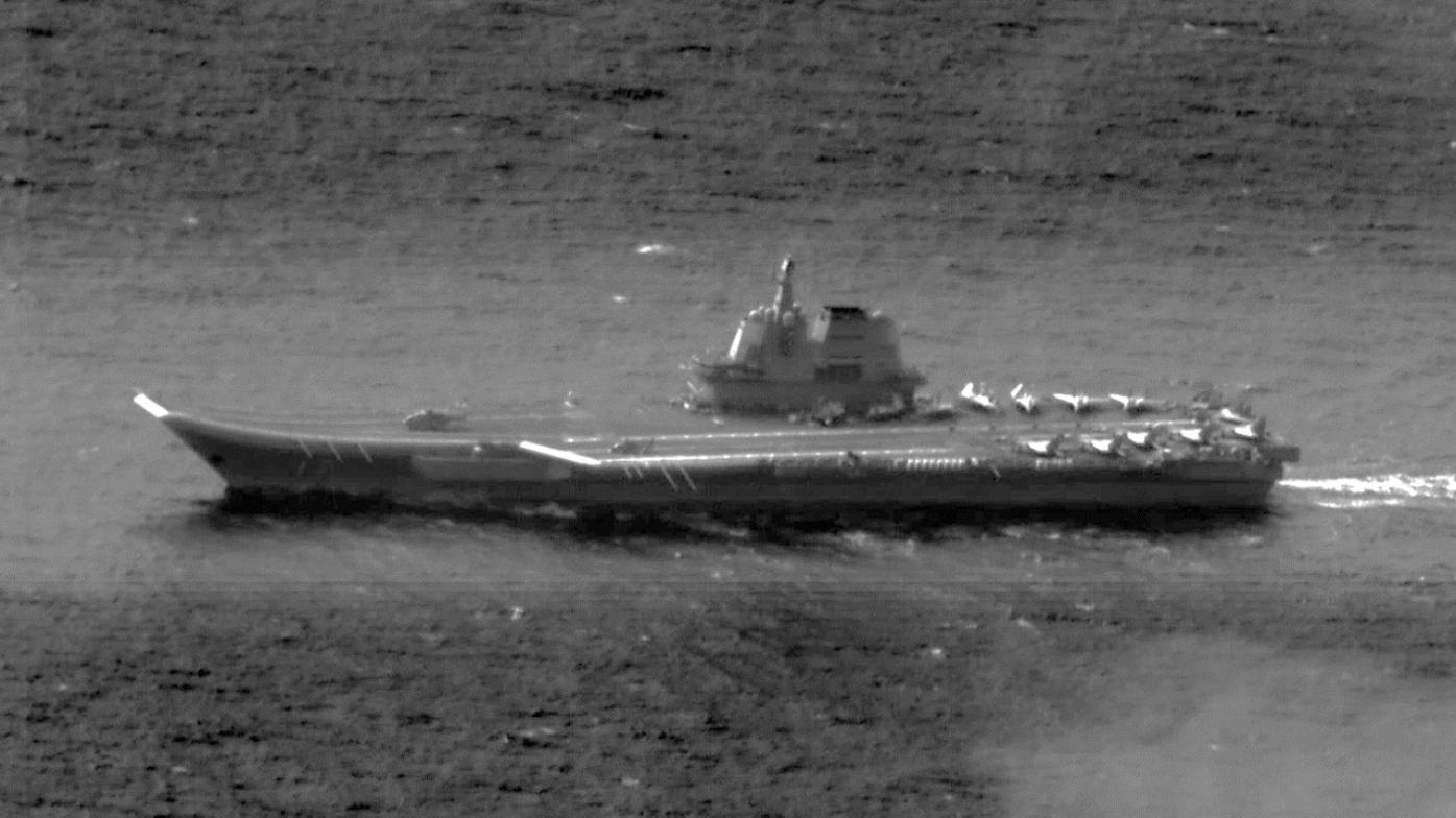 中國航母山東艦編艦隊群，今穿越巴士海峽進入西太平洋。國防部提供