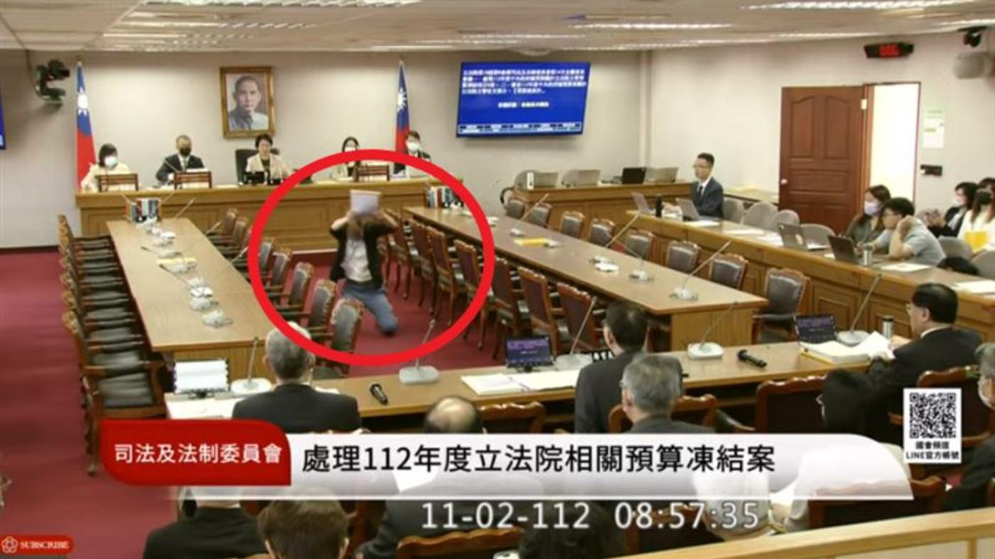 一名立法院公報處的男性員工2日到會議室下跪陳情遭職場霸凌。翻攝國會頻道