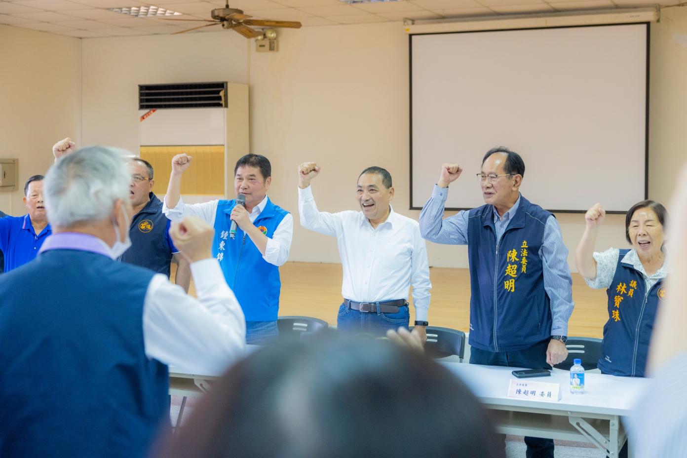 國民黨總統參選人侯友宜(白襯衫者)日前到苗栗參加座談，縣長鍾東錦(淺藍色背心者)力挺支持。翻攝侯友宜臉書