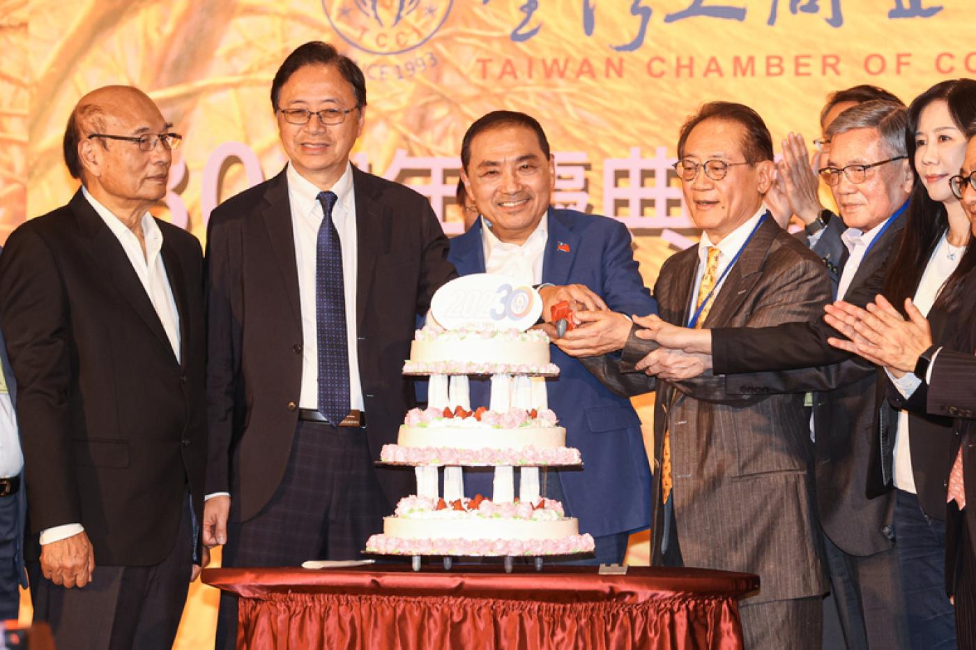 台灣工商企業聯合會理監事聯席會議暨30週年慶聯誼晚會28日在台北寒舍艾美酒店舉行，台灣工商企業聯合會理事長許顯榮（左4）帶領國民黨總統參選人侯友宜（左3）、桃園市長張善政（左2）等人開心切蛋糕慶祝。 中央社