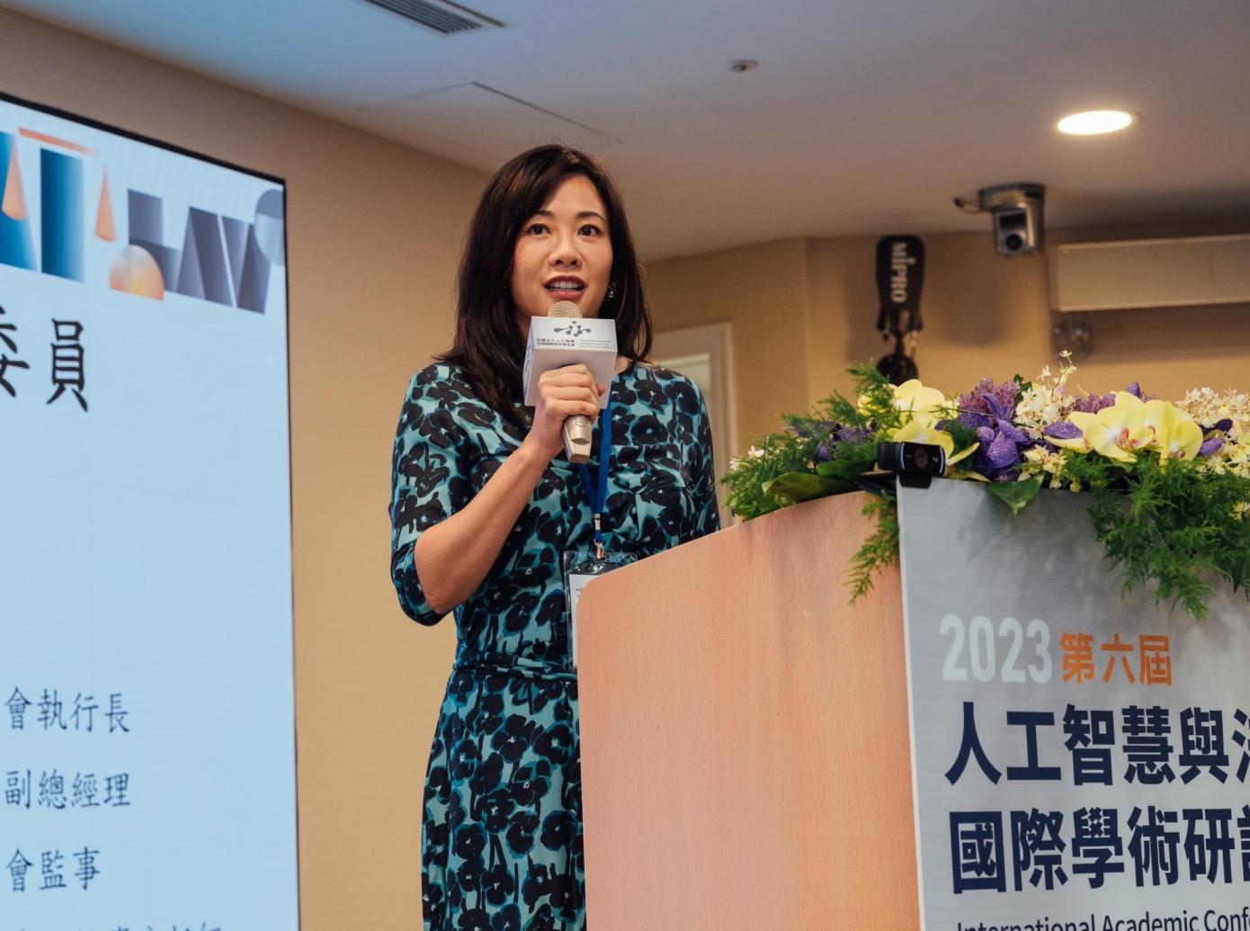 記者詢問是否秀出放棄美國籍證明，吳欣盈回「這是我和美國政府之間的事。」翻攝吳欣盈臉書