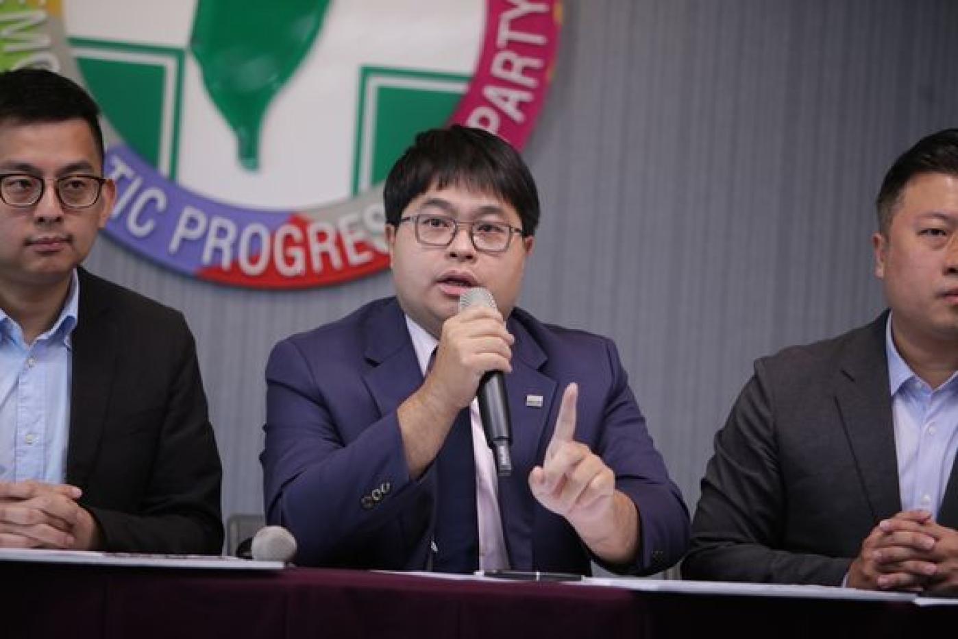律師黃帝穎（中）。民進黨提供