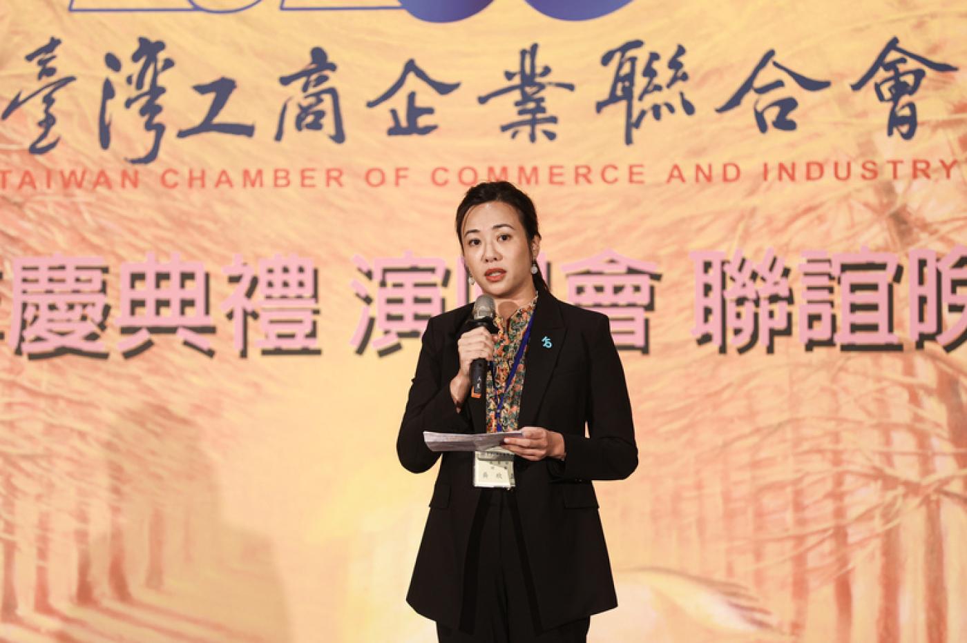 民眾黨副總統參選人吳欣盈28日台灣工商企業聯合會監事聯席會議暨30週年慶聯誼晚會。中央社
