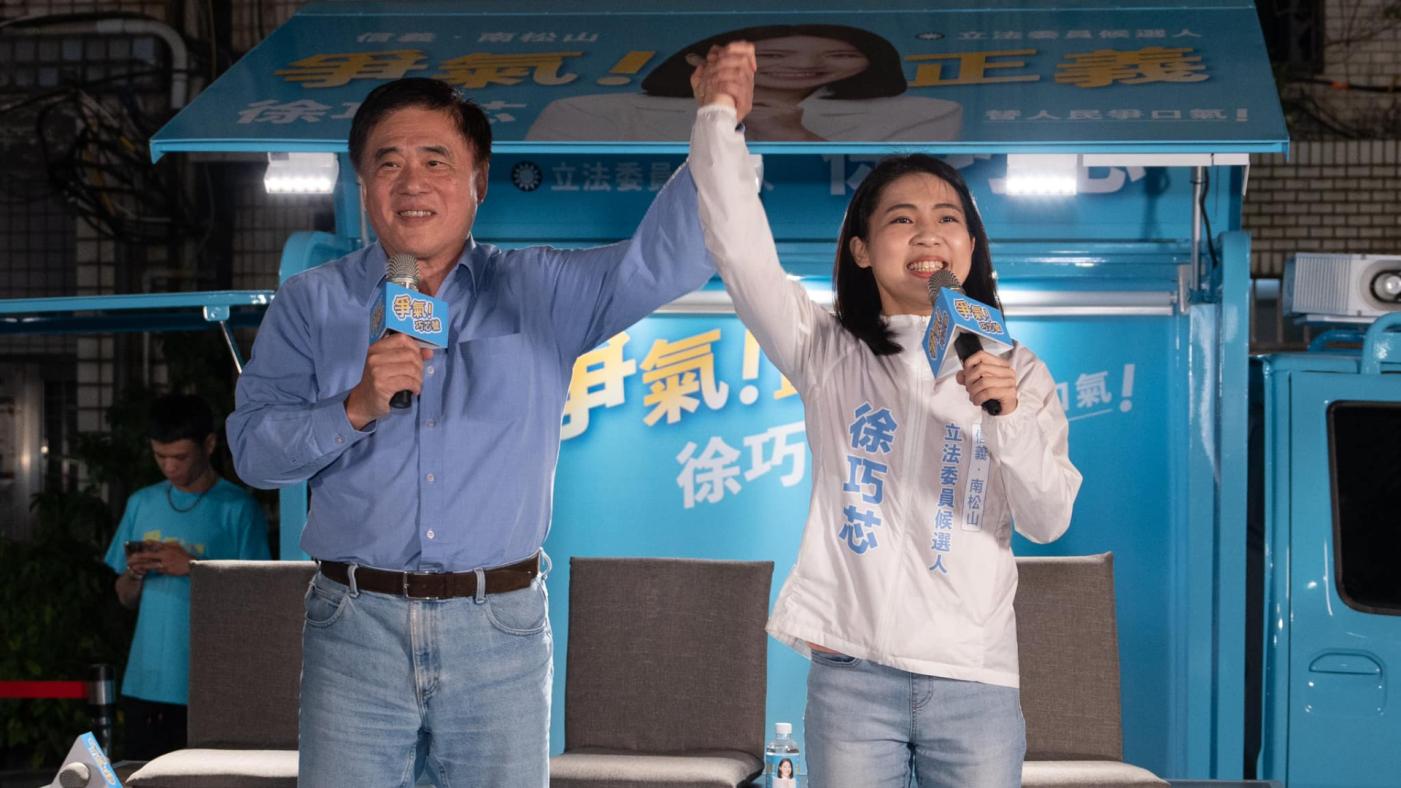 徐巧芯（右）遭人檢舉涉賄選。翻攝徐巧芯臉書